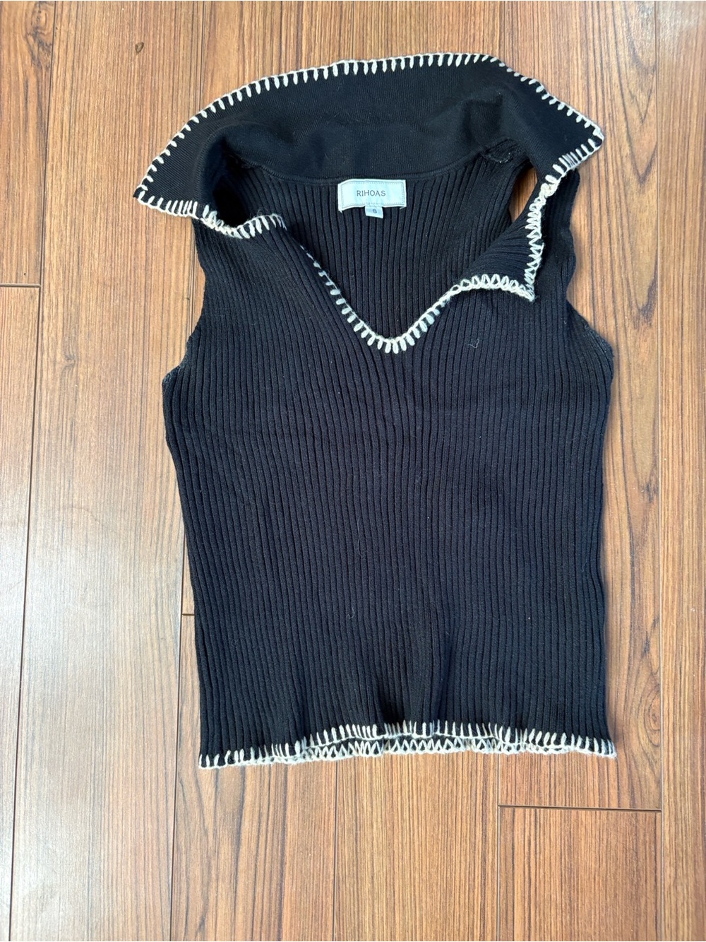 RIHOAS Black Ribbed Sleeveless Polo Tank with White Contrast Stitching